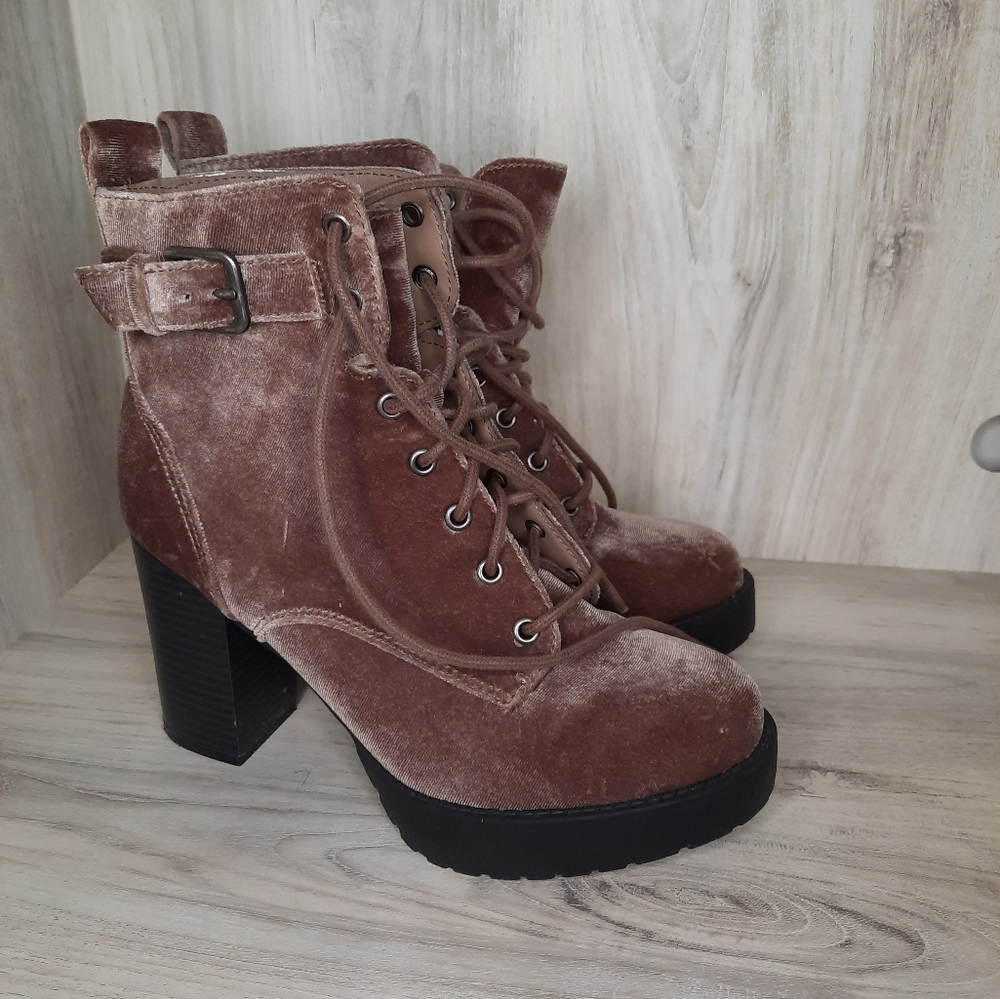 Madden girl velvet boots size 6 used like new, heels 3.5